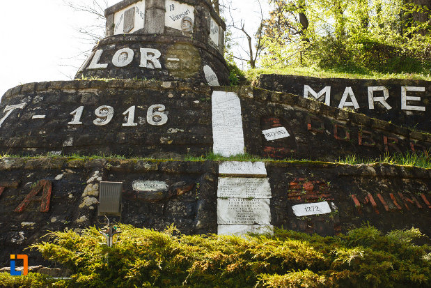 monumentul-eroilor-din-brezoi-judetul-valcea-una-dintre-partile-laterale.jpg