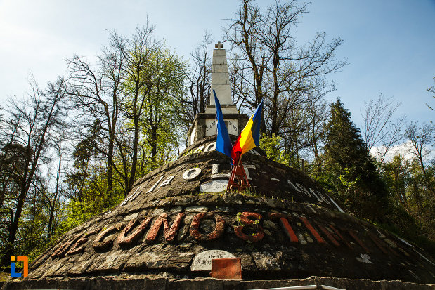 monumentul-eroilor-din-brezoi-judetul-valcea-vazut-de-jos.jpg