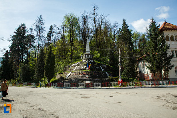 monumentul-eroilor-din-brezoi-judetul-valcea-vazut-de-la-distanta.jpg