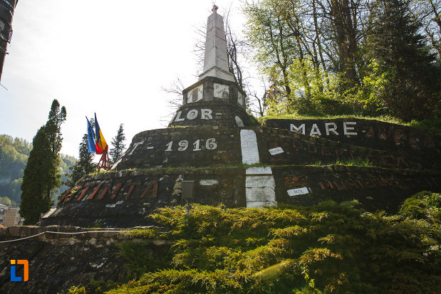 monumentul-eroilor-din-brezoi-judetul-valcea-vazut-din-lateral.jpg