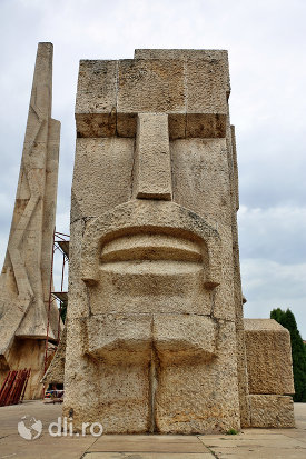 monumentul-eroilor-din-carei-judetul-satu-mare-vedere-din-stanga.jpg