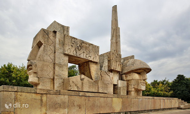 monumentul-eroilor-din-carei-judetul-satu-mare-vedere-laterala.jpg
