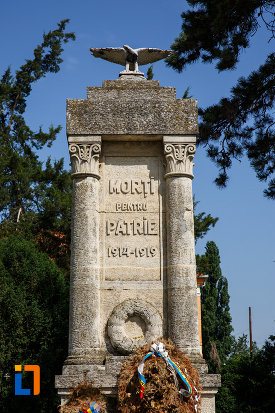 monumentul-eroilor-din-ciacova-judetul-timis-fotografiat-din-fata.jpg