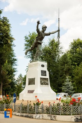 monumentul-eroilor-din-dorohoi-judetul-botosani-vazut-dintr-o-parte.jpg