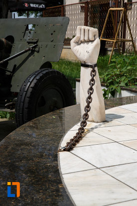 monumentul-eroilor-din-gataia-judetul-timis-pumnul-in-lanturi.jpg