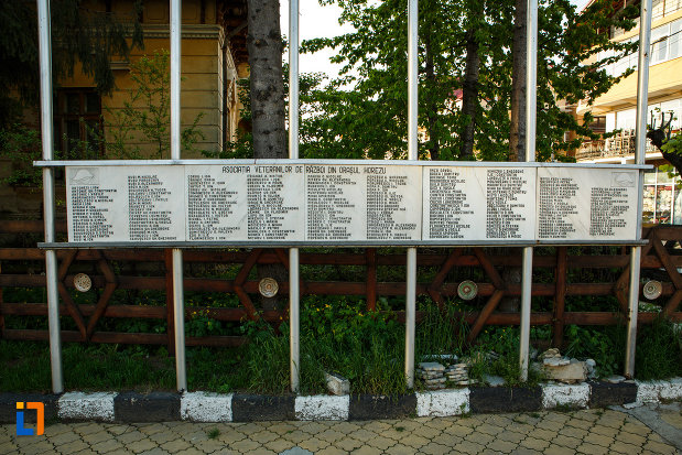 monumentul-eroilor-din-horezu-judetul-valcea-componenta-asociatiei-veteranilor-de-razboi.jpg