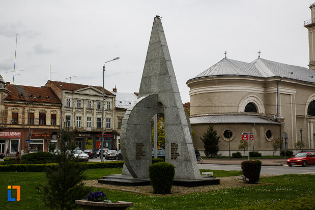 monumentul-eroilor-din-lugoj-judetul-timis-vazut-din-dreapta.jpg