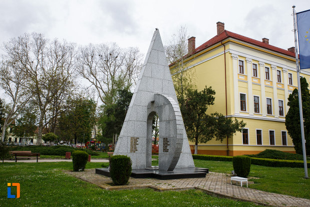 monumentul-eroilor-din-lugoj-judetul-timis-vazut-din-stanga.jpg