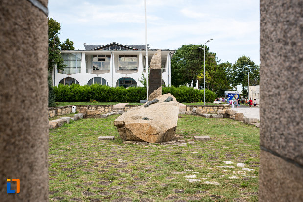 monumentul-eroilor-din-mangalia-judetul-constanta-vazut-din-lateral.jpg