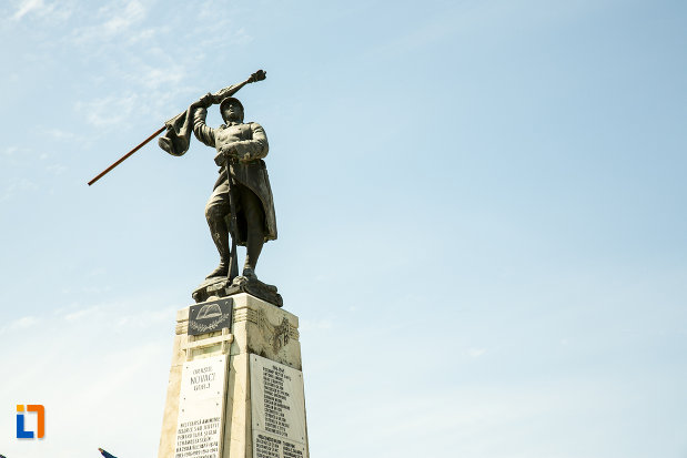 monumentul-eroilor-din-novaci-judetul-gorj-vazut-de-jos.jpg