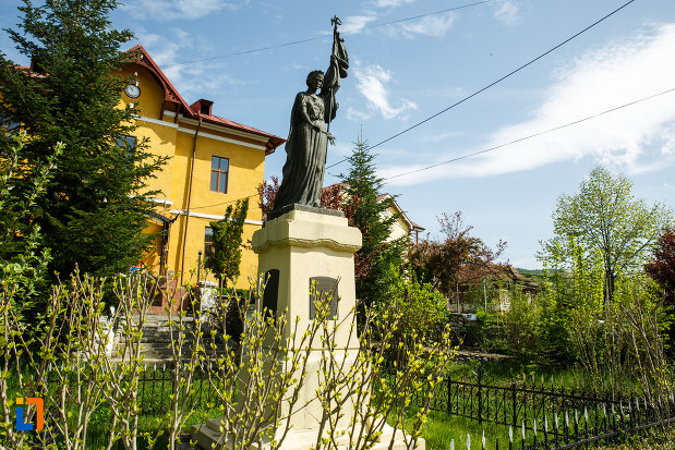 monumentul-eroilor-din-ocnele-mari-judetul-valcea-vazut-din-lateral.jpg