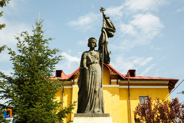 monumentul-eroilor-din-ocnele-mari-judetul-valcea-vazut-in-prim-plan.jpg