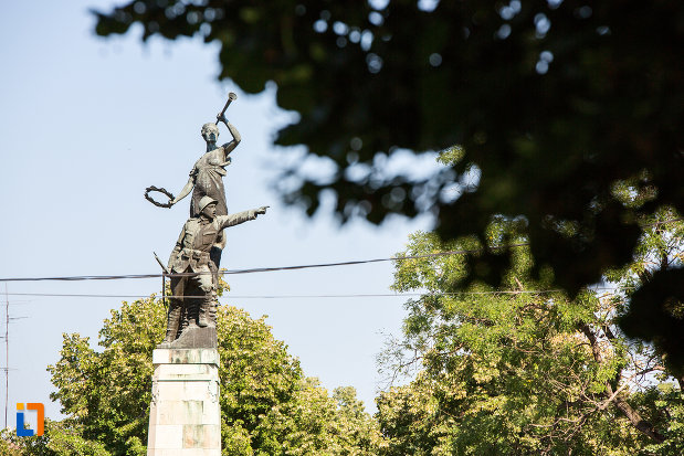 monumentul-eroilor-din-oltenita-judetul-calarasi-vazut-din-lateral.jpg