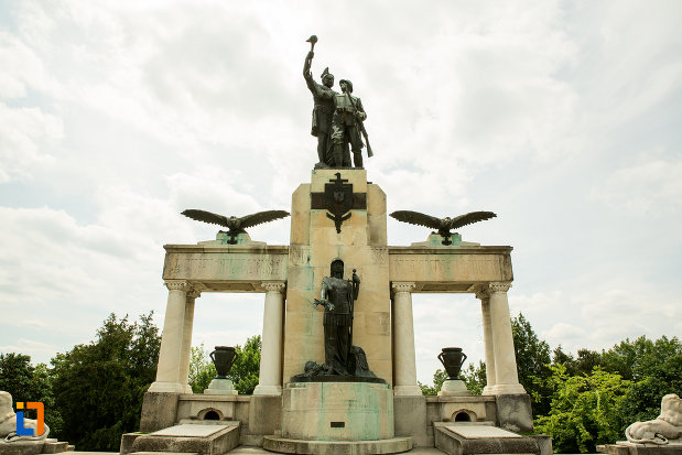 monumentul-eroilor-din-primul-razboi-mondial-din-drobeta-turnu-severin-judetul-mehedinti-fotografiat-din-fata.jpg