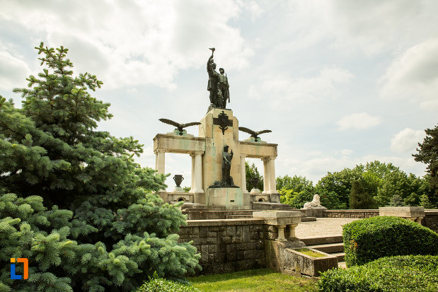 monumentul-eroilor-din-primul-razboi-mondial-din-drobeta-turnu-severin-judetul-mehedinti-vazut-din-lateral-fata.jpg