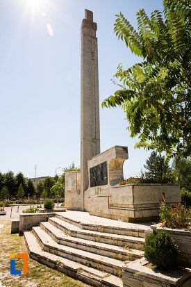 monumentul-eroilor-din-razboiul-pentru-independenta-din-flamanzi-judetul-botosani-vazut-din-lateral.jpg