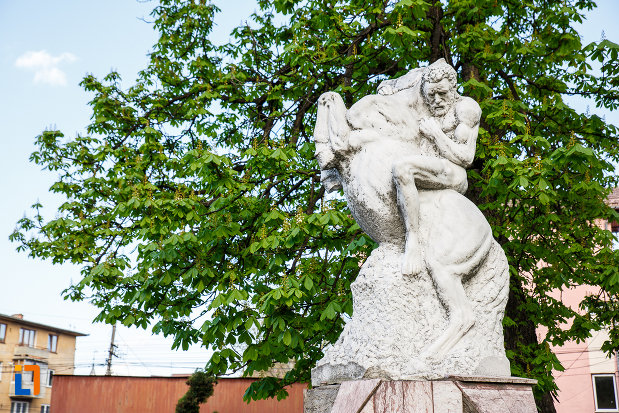 monumentul-eroilor-din-sebes-judetul-alba-vazut-din-lateral.jpg