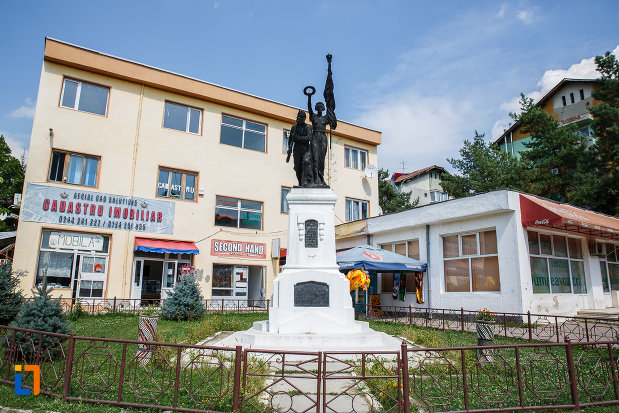 monumentul-eroilor-din-slanic-judetul-prahova.jpg