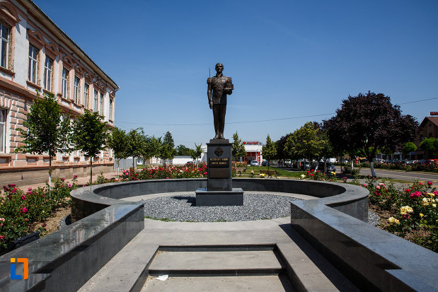 monumentul-eroilor-neamului-din-sannicolau-mare-judetul-timis-amplasat-intr-o-zona-centrala.jpg