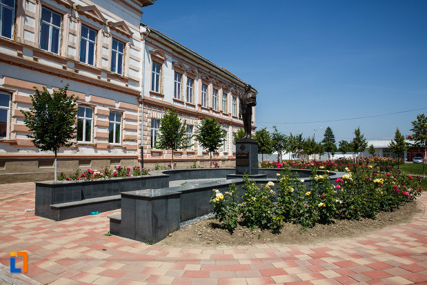monumentul-eroilor-neamului-din-sannicolau-mare-judetul-timis-vazut-de-la-distanta.jpg