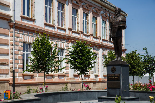 monumentul-eroilor-neamului-din-sannicolau-mare-judetul-timis-vazut-din-lateral.jpg
