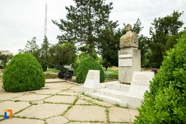 monumentul-generalului-eremia-grigorescu-din-targu-bujor-judetul-galati-vazut-din-lateral.jpg