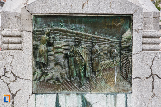 monumentul-generalului-ion-dragalina-din-lugoj-judetul-timis-basorelief-aflat-la-baza-statuii.jpg