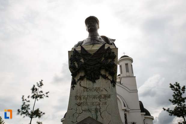 monumentul-generalului-ion-dragalina-din-lugoj-judetul-timis-vazut-din-fata.jpg
