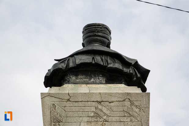 monumentul-generalului-ion-dragalina-din-lugoj-judetul-timis-vazut-din-spate.jpg