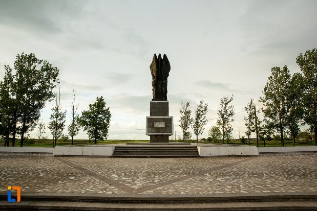 monumentul-independentei-de-langa-corabia-judetul-olt-vazut-din-fata.jpg