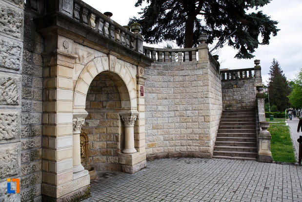 monumentul-independentei-din-ramnicu-valcea-judetul-valcea-scara-de-acces-la-statuie.jpg