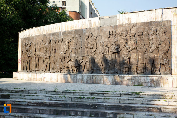 monumentul-independentei-din-turnu-magurele-judetul-teleorman-vazut-din-spate.jpg