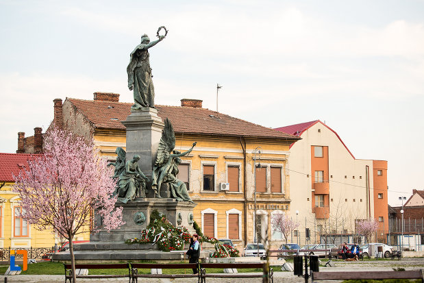 monumentul-libertatii-din-arad-judetul-arad-vazut-din-spate.jpg