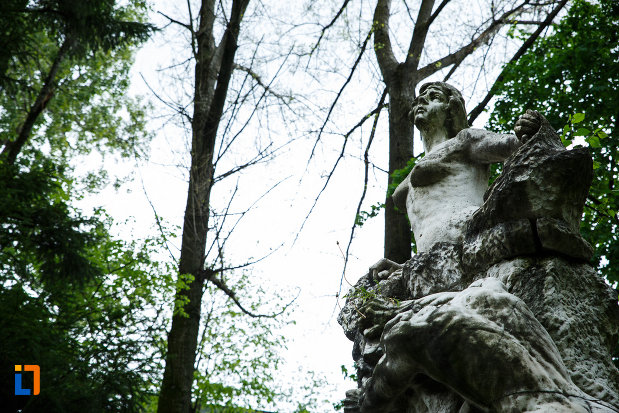 monumentul-lui-barbu-stirbei-din-ramnicu-valcea-judetul-valcea-vazut-de-jos.jpg