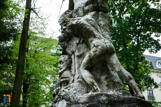 monumentul-lui-barbu-stirbei-din-ramnicu-valcea-judetul-valcea-vazut-din-spate.jpg