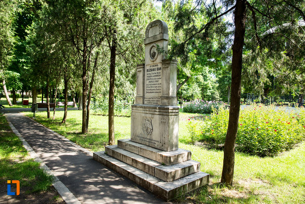 monumentul-lui-buzoianu-ioan-din-ramnicu-sarat-judetul-buzau-vazut-dintr-o-parte.jpg