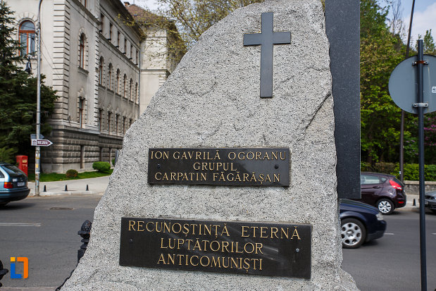monumentul-luptatorilor-anticomunisti-din-deva-judetul-hunedoara-imagine-cu-mesajele-inscriptionate-pe-monument.jpg