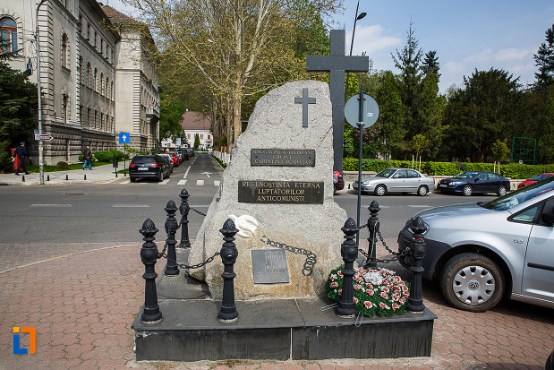 monumentul-luptatorilor-anticomunisti-din-deva-judetul-hunedoara-vazut-din-spate.jpg