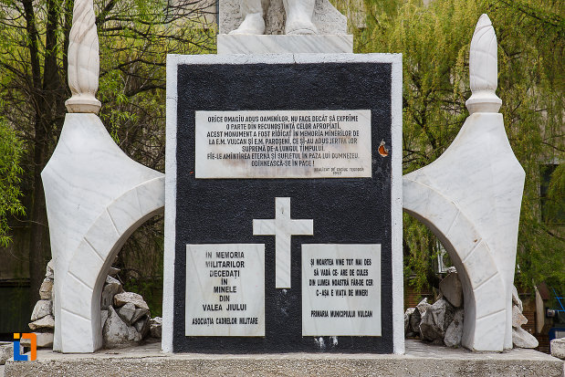 monumentul-minerilor-din-vulcan-judetul-hunedoara-imagine-cu-mesajele-de-la-baza-statuii.jpg