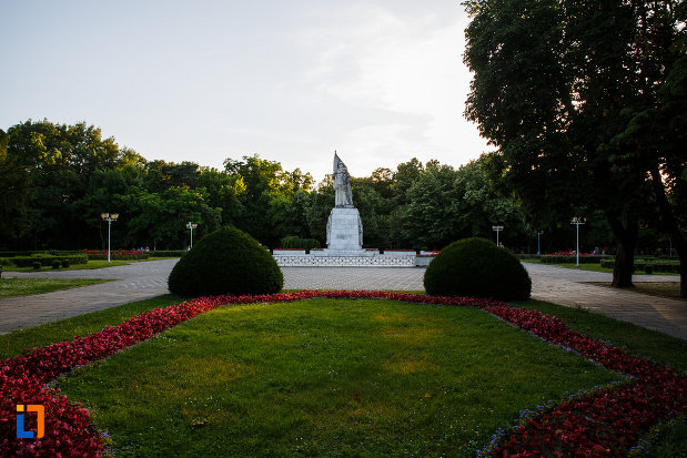 monumentul-ostasului-necunoscut-din-timisoara-judetul-timis-poza-de-la-distanta.jpg