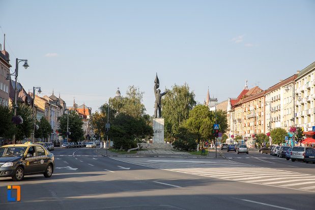 monumentul-ostasului-roman-din-targu-mures-judetul-mures-din-piata-trandafirilor.jpg