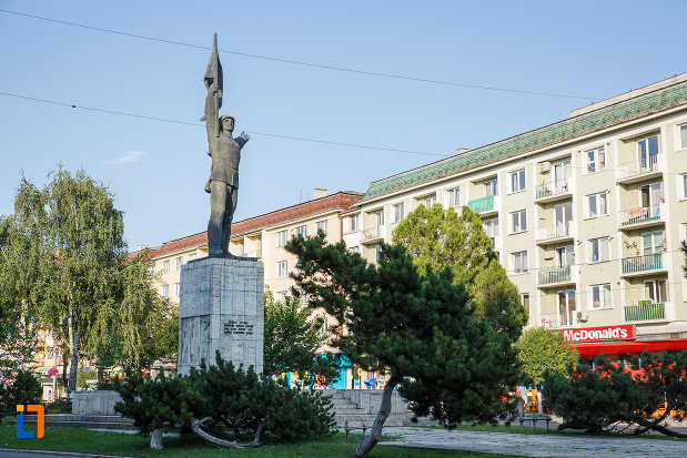 monumentul-ostasului-roman-din-targu-mures-judetul-mures-vazut-din-departare.jpg