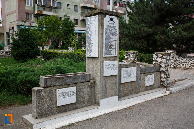 monumentul-pro-patria-din-gataia-judetul-timis-vazut-din-lateral.jpg