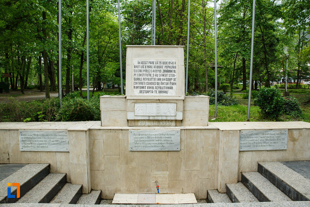 monumentul-revolutiei-de-la-1848-din-ramnicu-valcea-judetul-valcea-fotografiat-din-fata.jpg