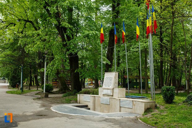 monumentul-revolutiei-de-la-1848-din-ramnicu-valcea-judetul-valcea-vazut-din-lateral.jpg