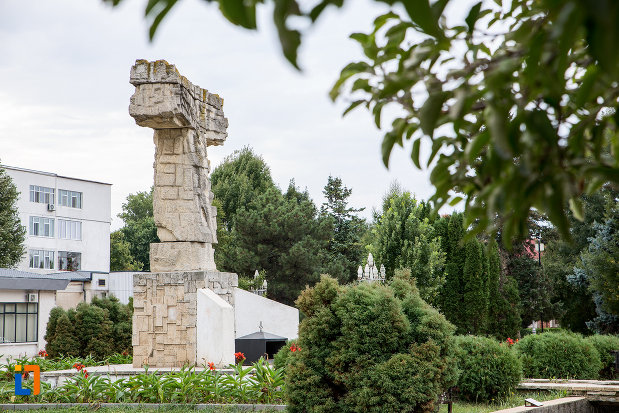 monumentul-revolutiei-din-decembrie-1989-din-slobozia-judetul-ialomita-pozat-din-lateral.jpg