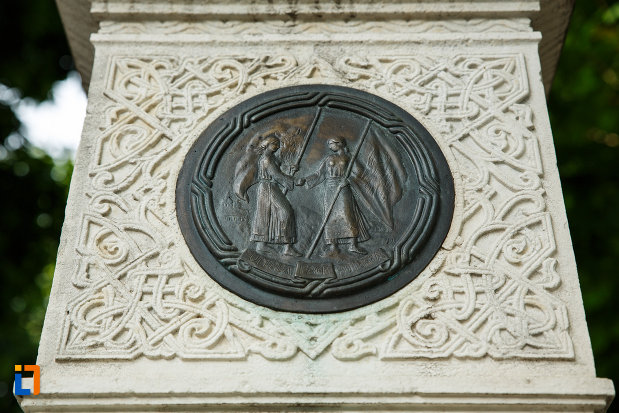 monumentul-unirii-principatelor-din-focsani-judetul-vrancea-mica-sculptura-in-relief.jpg