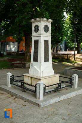 monumentul-unirii-principatelor-din-focsani-judetul-vrancea-vazut-din-lateral.jpg