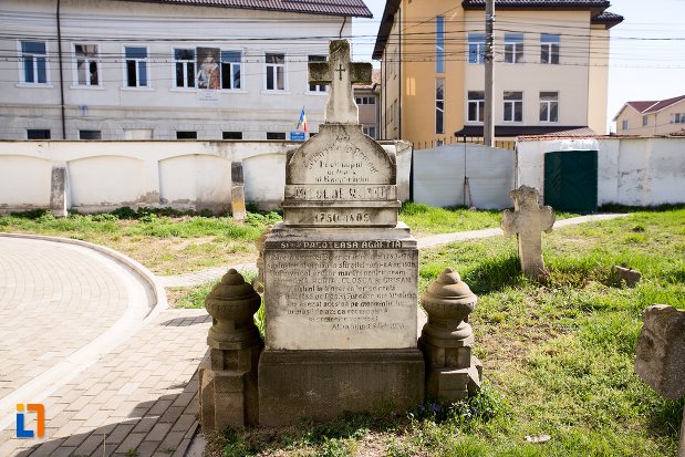 mormant-vechi-din-cimitirul-bisericii-grecesti-bunavestire-din-alba-iulia-judetul-alba.jpg