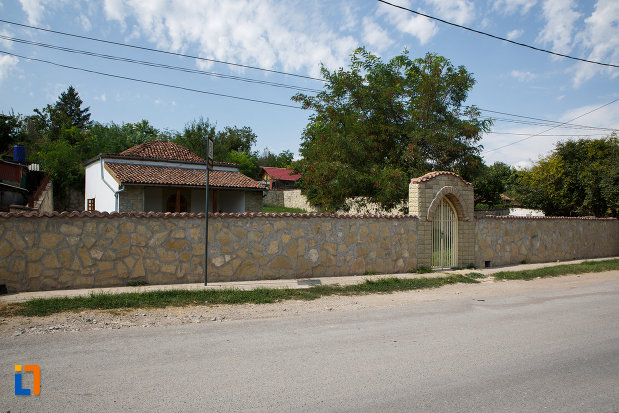 mormantul-lui-sari-saltuk-baba-dede-din-babadag-judetul-tulcea-vazut-de-la-distanta.jpg